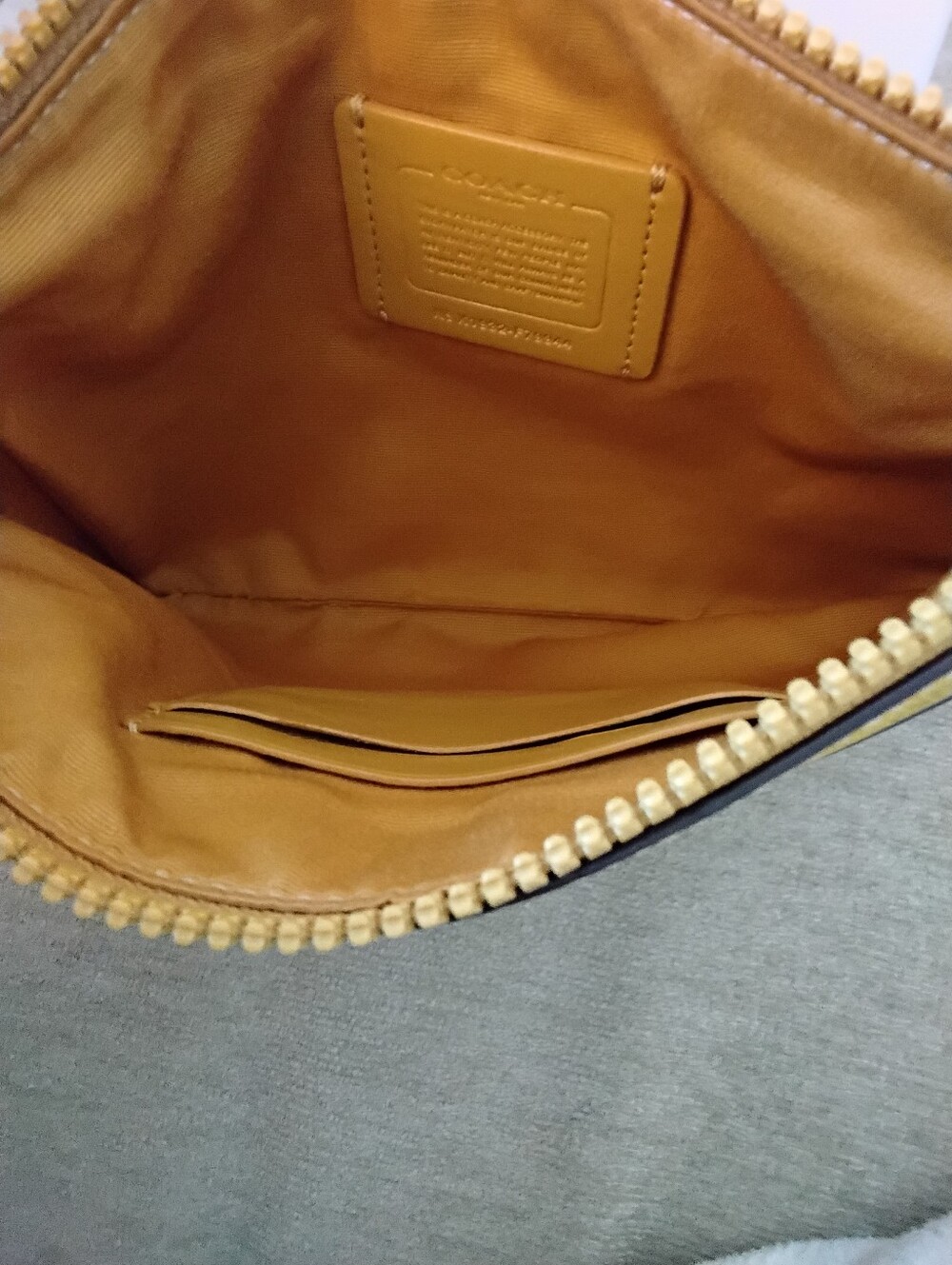 Coach Galllery Horse & Carraige Yellow Print with Tan Leather Trim - Picture 6 of 8